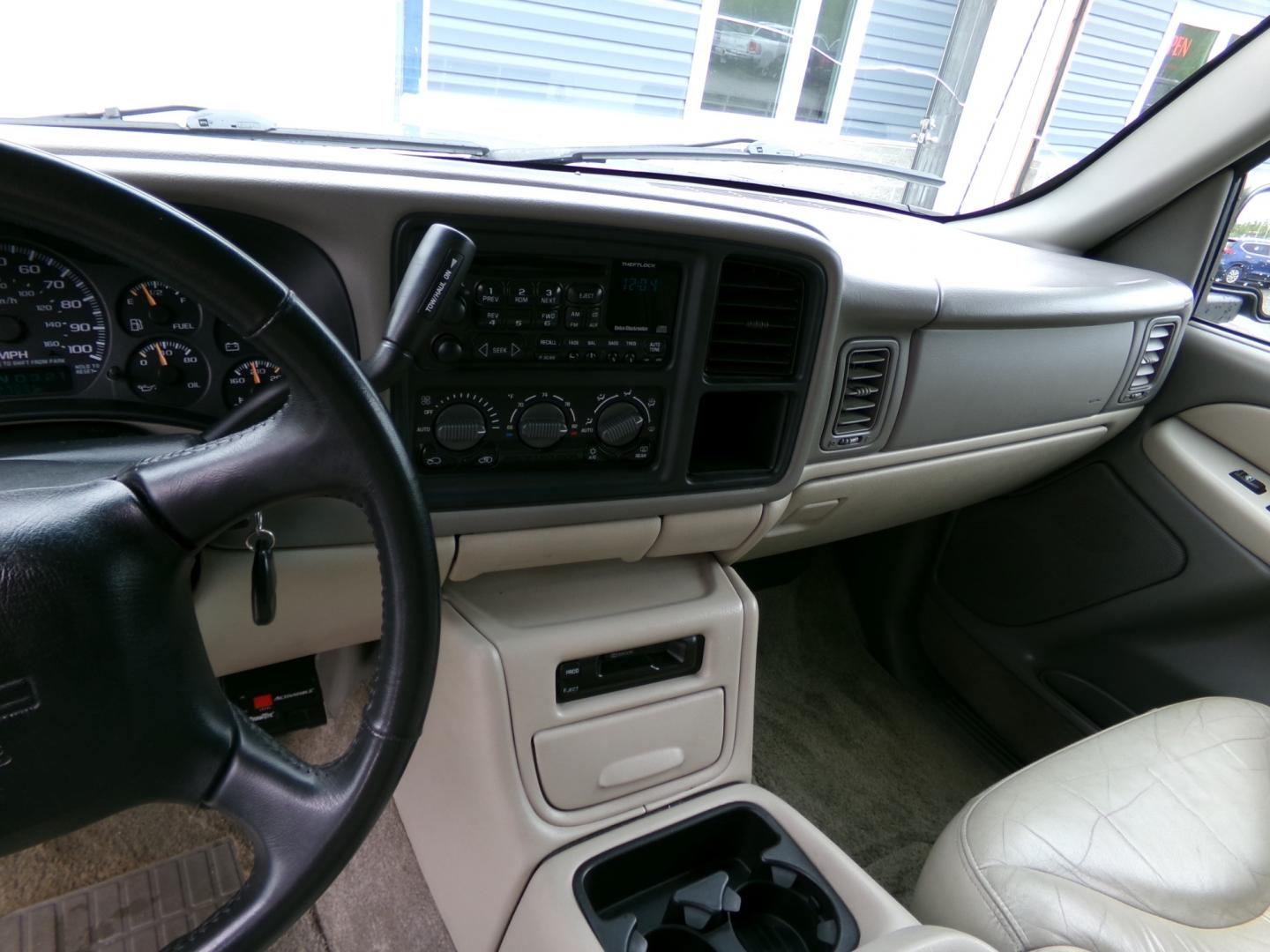 2001 Gold GMC Yukon XL 1500 4WD (3GKFK16T41G) with an 5.3L V8 OHV 16V engine, 4-Speed Automatic Overdrive transmission, located at 2630 Philips Field Rd., Fairbanks, AK, 99709, (907) 458-0593, 64.848068, -147.780609 - Photo#5